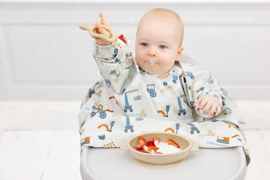 Fartuszek do BLW – dlaczego BiBADO to must-have przy nauce samodzielnego jedzenia?