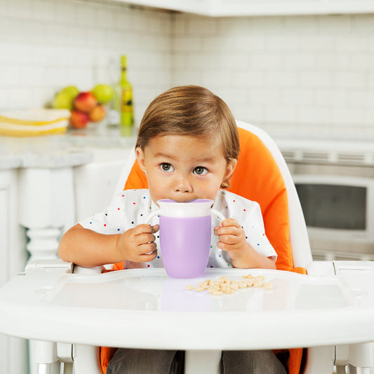 Kubek dla niemowlaka: niekapek, 360°, słomka – różnice i rekomendacje